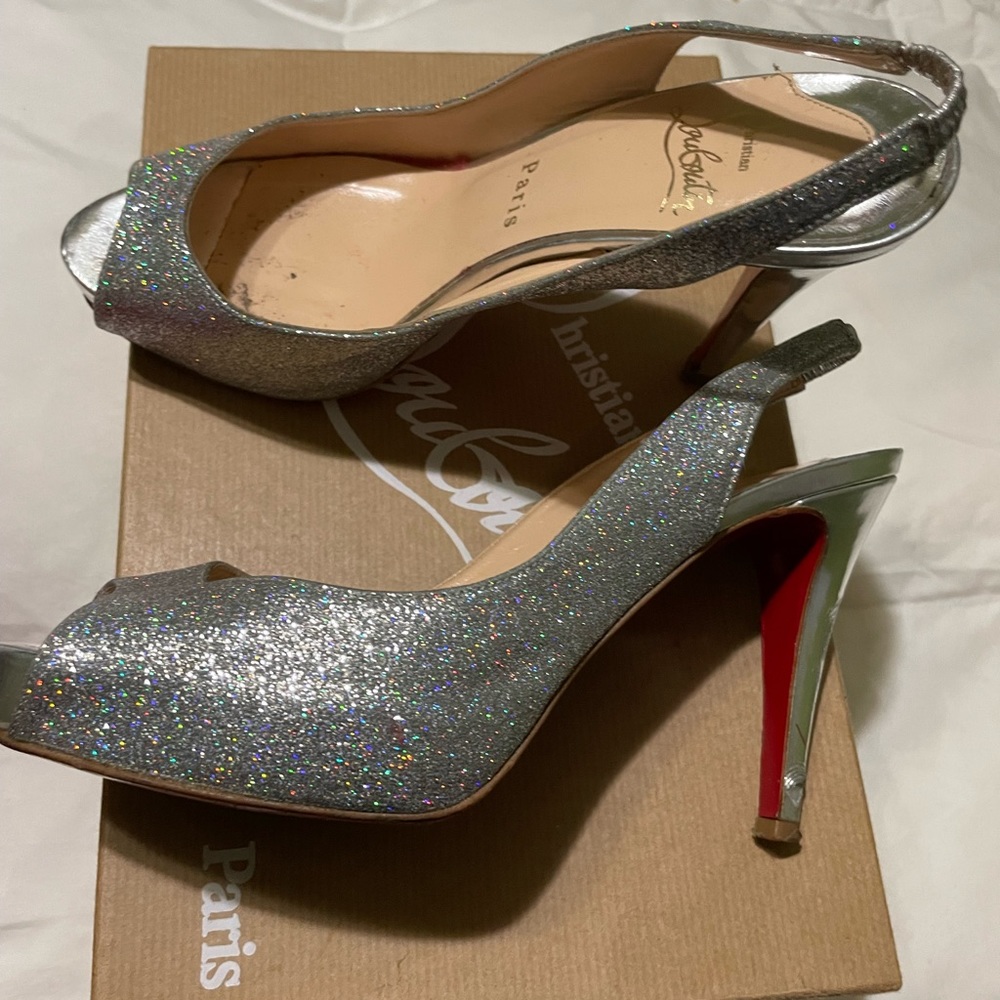 100% AUTH Christian Louboutin Silver Prive Glitter Heels Sz 35.5 Wedding.